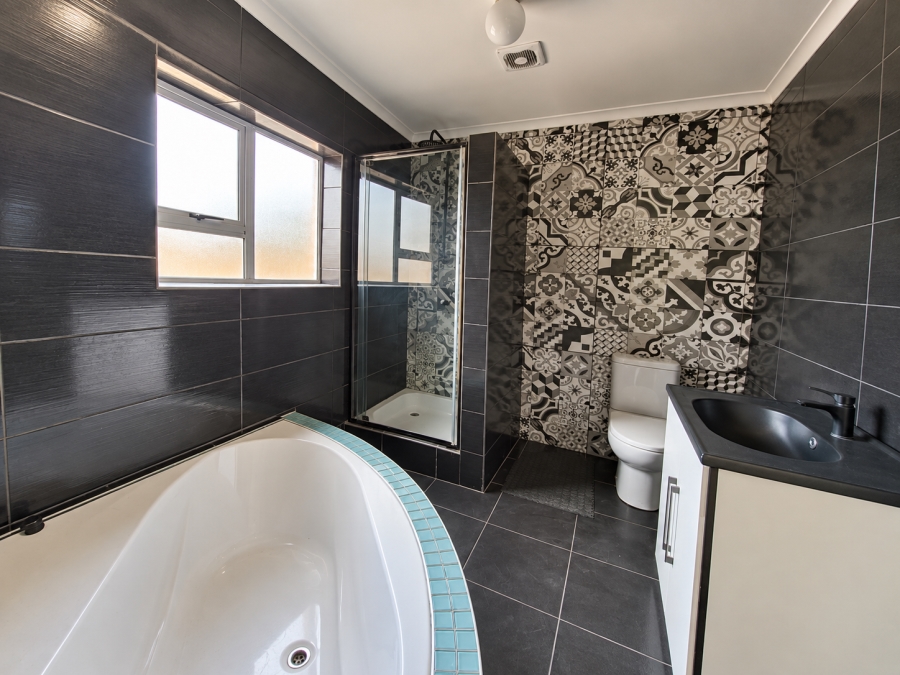 To Let 4 Bedroom Property for Rent in Rouxville Western Cape